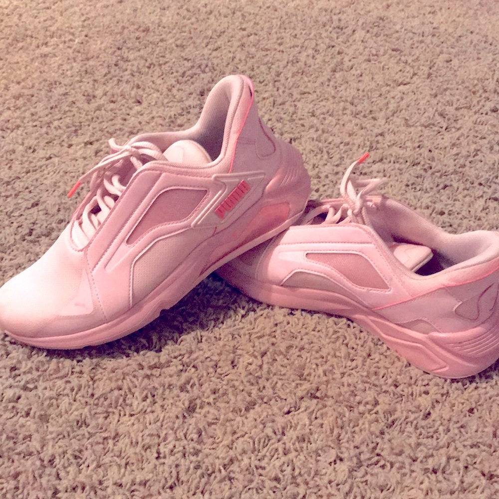 Pumas/never worn/unique